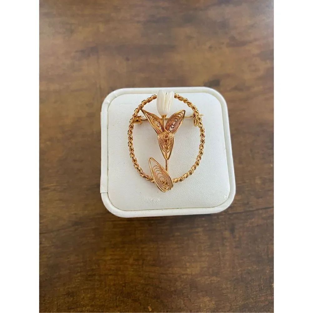 Vintage White rose flower gold trim brooch w/back pin